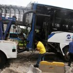 Ilustrasi petugas saat mencoba mengevakuasi bus TransJakarta. (Dery Ridwansah/ JawaPos.com)