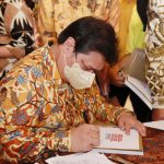 Ketua DPP Partai Golkar Airlangga Hartarto ketika acara peluncuran buku