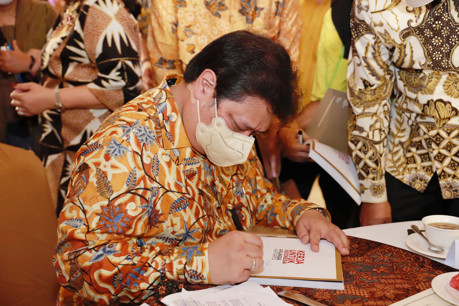 Ketua DPP Partai Golkar Airlangga Hartarto ketika acara peluncuran buku