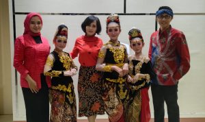Ketua Penyelenggara Festival Tari Jaipong Kreasi Galuh Pakuan Cup Seri V Novi Mauliani (tengah) bersama jajaran panitia.