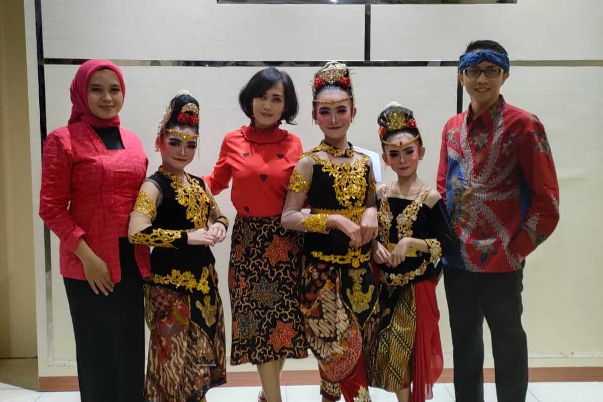 Ketua Penyelenggara Festival Tari Jaipong Kreasi Galuh Pakuan Cup Seri V Novi Mauliani (tengah) bersama jajaran panitia.
