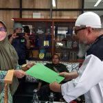 Ketua Umum Pagar Aqidah Jawa Barat KH Suryana Nurfatwa memberikan surat dukungan atas pembangunan masjid di lahan milik PT KAI