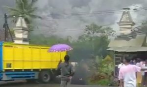 Masyarakat menyaksikan luncuran awan panas Gunung Semeru yang menegeluarkan abu vulkanik