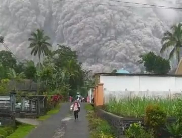 Masyarakat panik berhamburan ketika Gunung Semeru meletus mengeluarkan abu vulkanik
