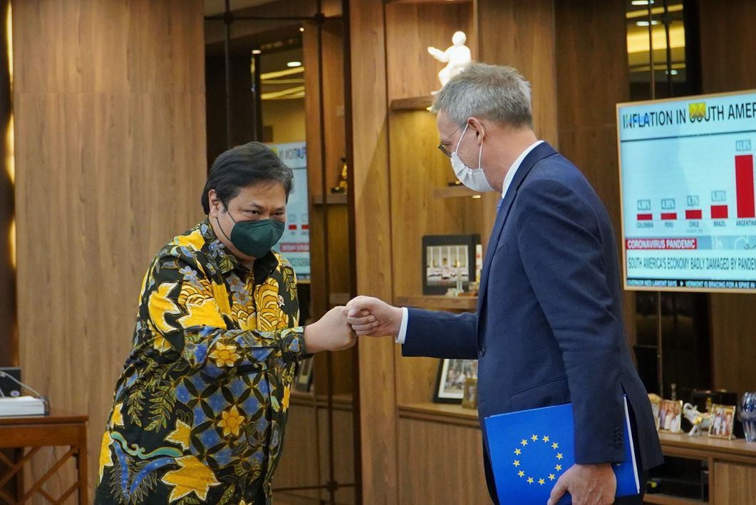 Menko Airlangga Hartarto ketika bertemu Duta Besar Uni Eropa untuk menjelaskan kerjasama bilateran kedua negara