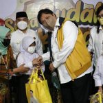 Menko Airlangga Hartarto memberikan hadian kepada anak yang mau disuntik vaksin