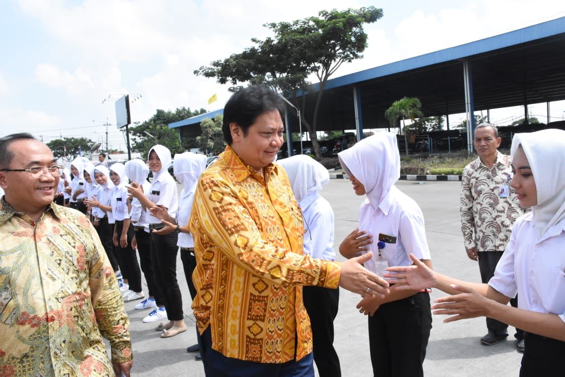 Menko Airlangga Hartarto memberikan salam kepada siswa sambil menaruh harapan besar kepada generasi penerus bangsa