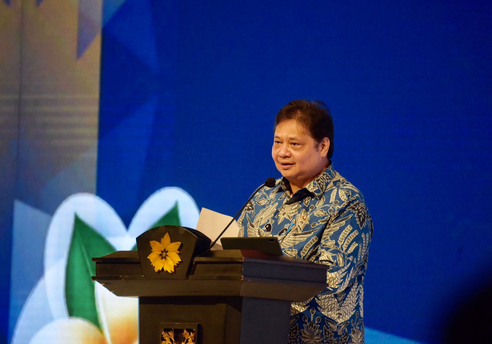 Menteri Koordinator Airlangga Hartarto memberikan ketika acara Rapim Kadin