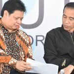 Menteri Koordinator Bidang Perekonomian Airlangga Hartarto bersama Preiden Joko Widodo ketika melaporkan program pemulihan ekonomi