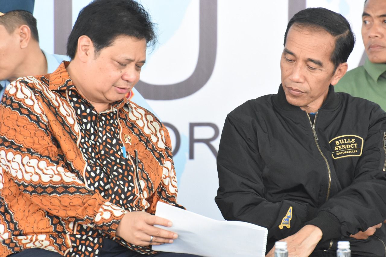 Menteri Koordinator Bidang Perekonomian Airlangga Hartarto bersama Preiden Joko Widodo ketika melaporkan program pemulihan ekonomi