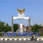 TAMAN PANCASILA – Pengendara sepeda motor melewati Taman Pancasila di Jalan Pancasila Kota Tegal, Selasa (30/11/2021).