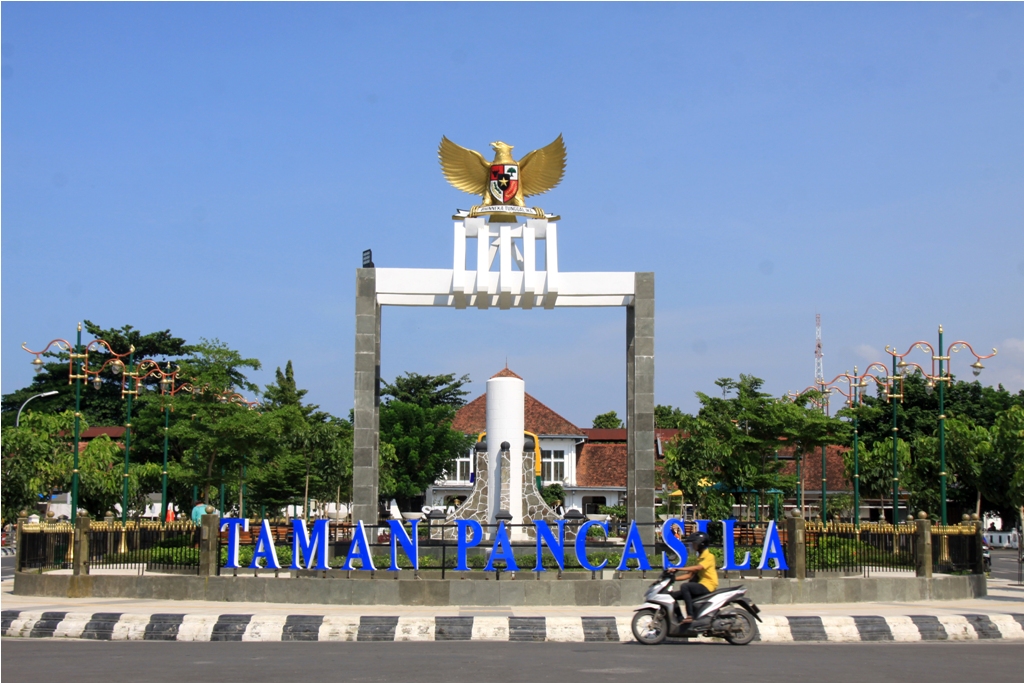 TAMAN PANCASILA – Pengendara sepeda motor melewati Taman Pancasila di Jalan Pancasila Kota Tegal, Selasa (30/11/2021).