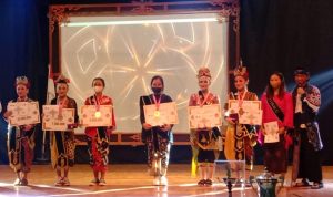 Para pemenang lomba Festival Tari Jaipong Kreasi Galuh Pakuan Cup Seri ke V dari tunggal senior