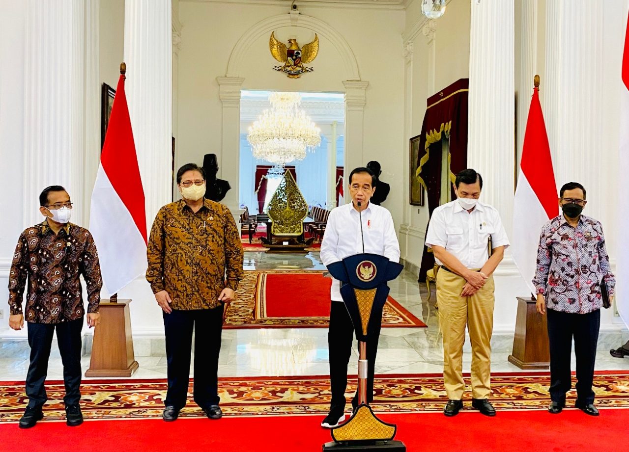 Presiden Joko Widodo bersama jajaran menteri memberikan keterangan pers tentantang vaksinisasi untuk anak di Istana Negara