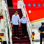 Presiden Joko Widodo beserta istri ketika turun dari pesawat kepresidenan