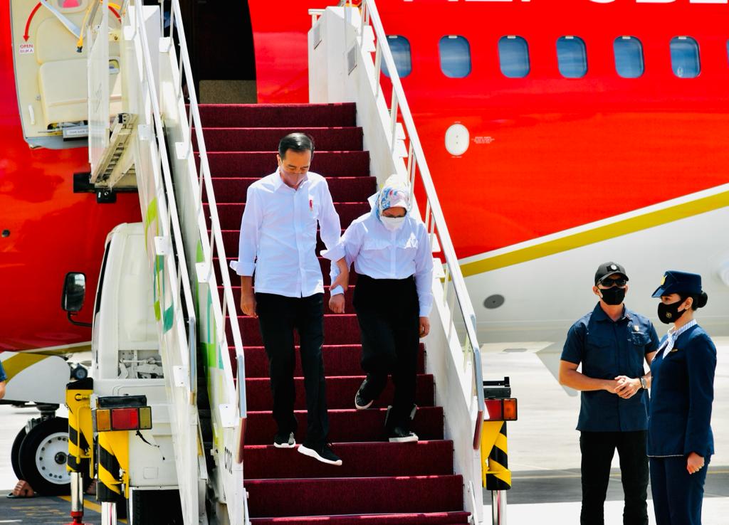 Presiden Joko Widodo beserta istri ketika turun dari pesawat kepresidenan