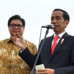 Presiden Joko Widodo didampingi Menko Airlangga Hartarto ketika memberikan informasi tentang pertumbuhan ekonomi.
