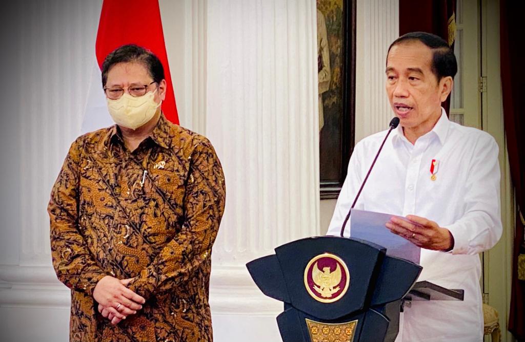 Presiden Joko Widodo didampingi Menteri Koordinator Bidang Perekonomian Airlangga Hartarto tengah memaparkan perkembangngan pertumbuhan ekonomi dan inflasi terkendali di Indoneasia