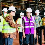 Presiden Joko Widodo tengah mendengarkan penjelasan dari Menko Airlangga Hartarto tentang rencana investasi industri Nikel di Morowali
