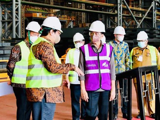 Presiden Joko Widodo tengah mendengarkan penjelasan dari Menko Airlangga Hartarto tentang rencana investasi industri Nikel di Morowali
