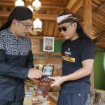 Ridwan Kami bersama Gus Miftah berbagi cenderamata setelah kunjungan ke Yogyakarta