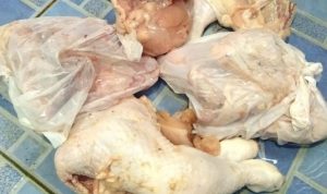 Salah satu bukti, Daging ayam yang diberikan dari program BPNT mengeluarkan bau busuk dan tidak layak dikonsumsi
