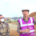 Presiden Jokowi (kanan) saat meninjau pabrik smelter nikel, Kabupaten Konawe, Sulawesi Tenggara, Senin (27/12). (ANTARA/Indra Arief)