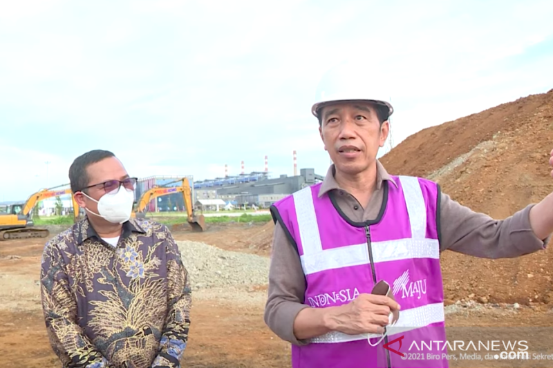 Presiden Jokowi (kanan) saat meninjau pabrik smelter nikel, Kabupaten Konawe, Sulawesi Tenggara, Senin (27/12). (ANTARA/Indra Arief)