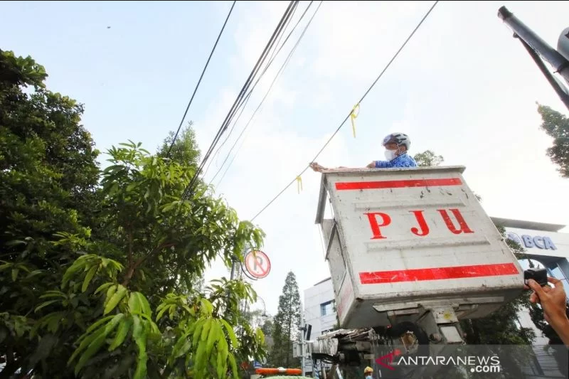 Pemkot Bandung Menata Kabel di Jalanan yang Ganggu Estetika