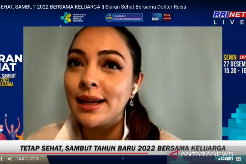 uru Bicara Pemerintah untuk Penanganan COVID-19 sekaligus Duta Kebiasaan Baru dr Reisa Broto Asmoro dalam siaran daring yang diikuti dari Jakarta, Senin (27/12/2021). (Antara/Devi Nindy)