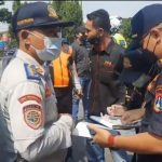 Petugas gabungan melakukan pemeriksaan kelaikan jalan terhadap bus di Terminal Kampung Rambutan, Jakarta, Kamis (23/12/2021). ANTARA/HO-Terminal Kampung Rambutan