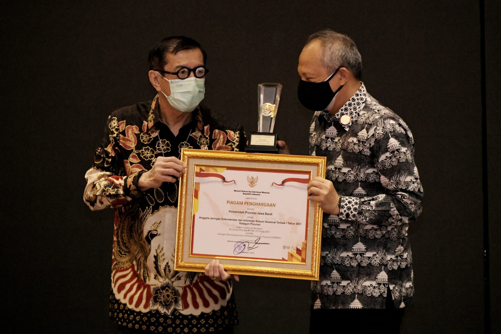 Sekretaris Daerah (Sekda) Provinsi Jabar Setiawan Wangsaatmaja menerima penghargaan sebagai JDIHN terbaik i dari KemenkumhamRI