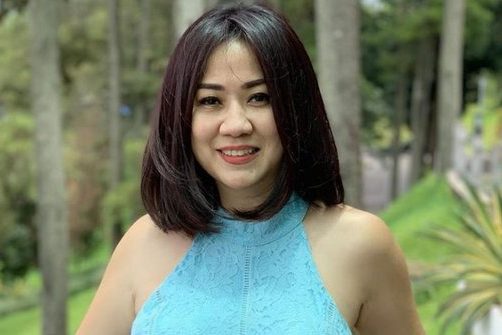 Tante Ernie masih terlihat cantik dan seksi meski sudah memiliki status cucu dan mengdang status nenek