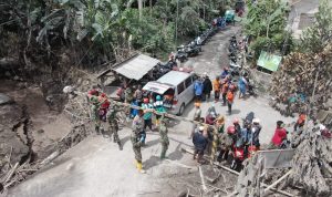 Tim evakusi gabungan BNPB terus melakukan evakuasi para korban erupsi gunung semeru
