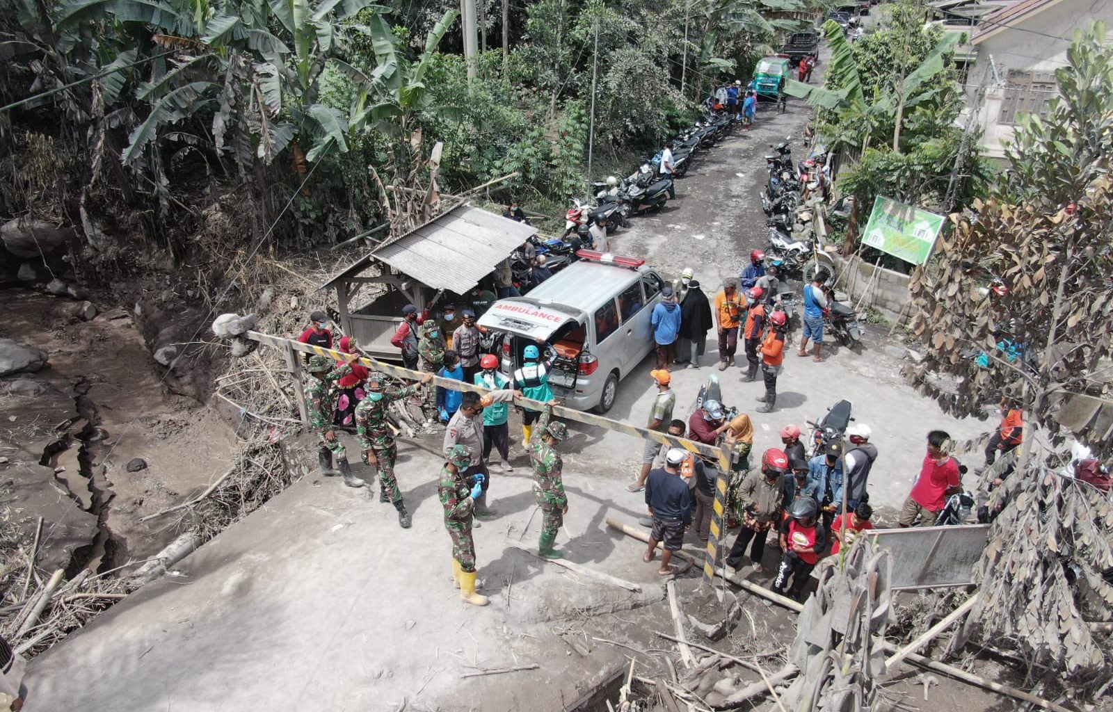 Tim evakusi gabungan BNPB terus melakukan evakuasi para korban erupsi gunung semeru