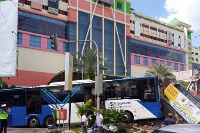 Kecelakaan bus Transjakarta kembali terjadi. Kali ini satu unit hus menabrak pos lalu lintas di simpang Pusat Grosir Cililitan, Jakarta Timur, pada Kamis (2/12). (Jawapos/Istimewa)