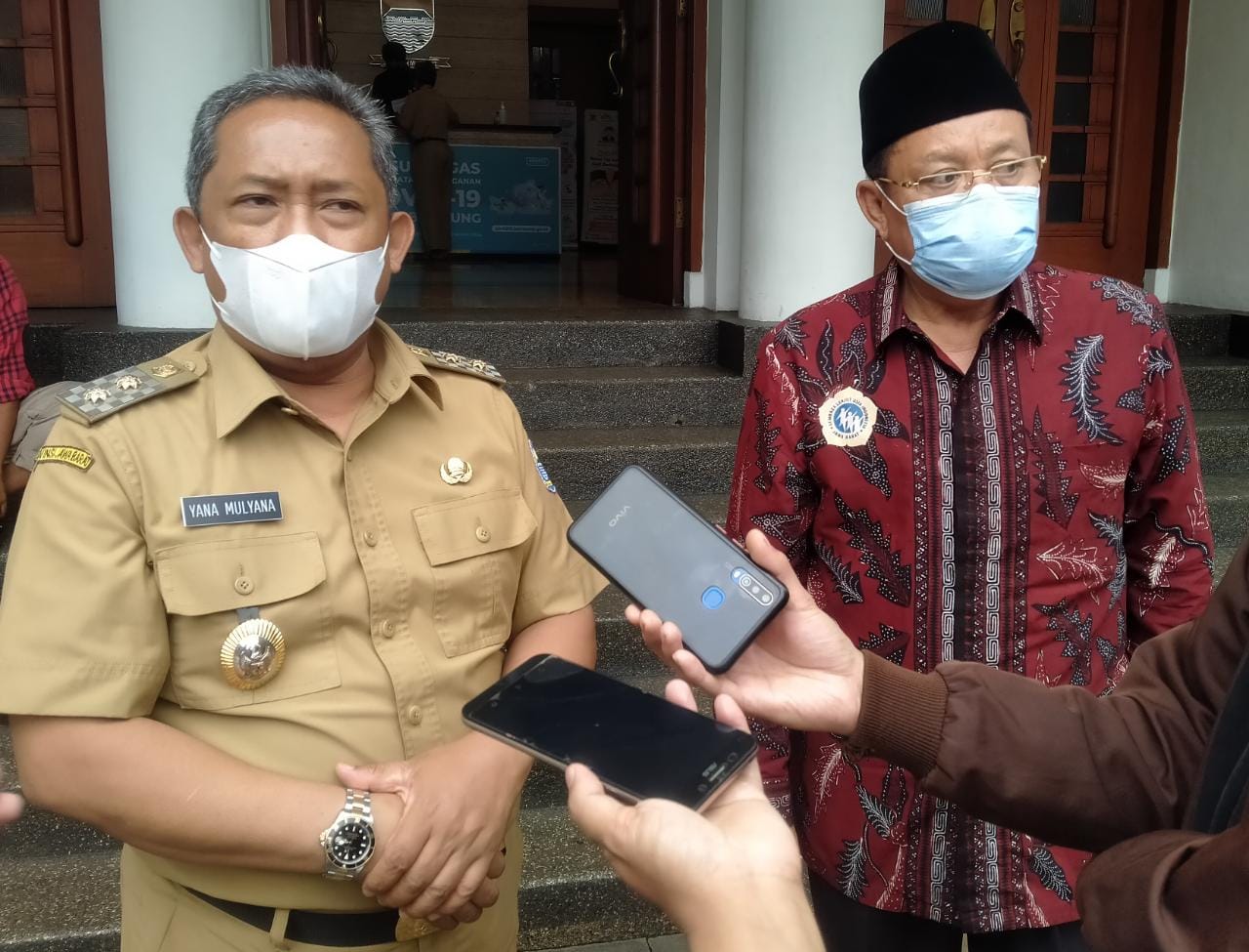 Wakil Wali Kota Bandung ketika memberikan komentarnya atas meninggalnya Mang Oded