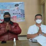 Kepala Desa Cikuya, Dadan Suganda (kiri) bersama Kepala Dusun 3, Deni Darmansyah (kanan) saat ditemui di Balai Desa. (Jabar Ekspres)