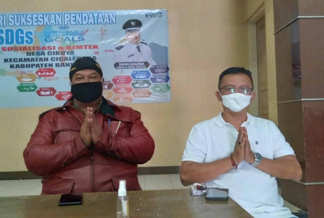 Kepala Desa Cikuya, Dadan Suganda (kiri) bersama Kepala Dusun 3, Deni Darmansyah (kanan) saat ditemui di Balai Desa. (Jabar Ekspres)