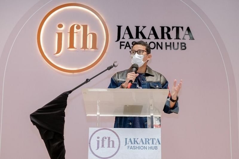 Menteri Pariwisata dan Ekonomi Kreatif Sandiaga Uno dalam acara peresmian "Jakarta Fashion Hub" (JFH) di Kebon Melati, Jakarta Pusat, Jakarta, Sabtu (4/12). ANTARA/HO-Kemenparekraf