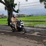 ILUSTRASI; Jalan Soreang Kabupaten Bandung sebelum pemeliharaan.