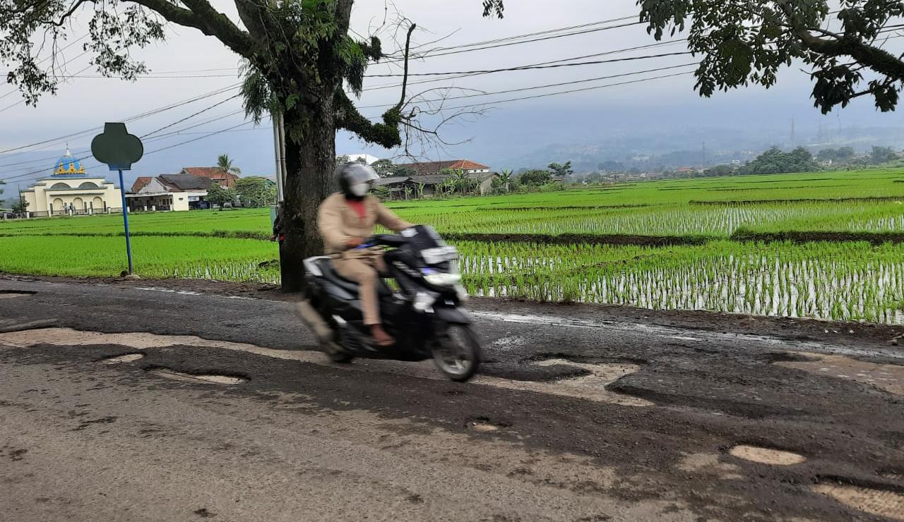 ILUSTRASI; Jalan Soreang Kabupaten Bandung sebelum pemeliharaan.