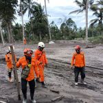 Tim SAR di lokasi pencarian Gunung Semeru, Senin (6/12). (ANTARA Jatim/HO-SAR Surabaya)