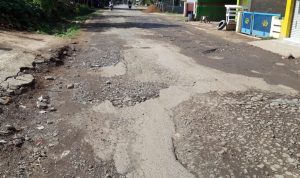 Seperti halnya jalan rusak yang terdapat di Kampung Ciwaru, Desa Bojongmekar, Kecamatan Cipeundeuy, Kabupaten Bandung Barat.