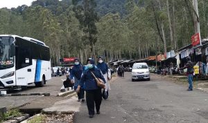 Aktivitas pengunjung wisata Kawah Putih di Ciwidey, Kabupaten Bandung. (Jabar Ekspres)