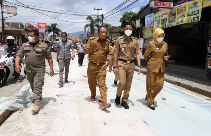 dalam proses dan progres perbaikan jalan, Hengky Kurniawan meninjau proyek pembangunan ruas jalan yang ada di wilayah Desa Tanimulya