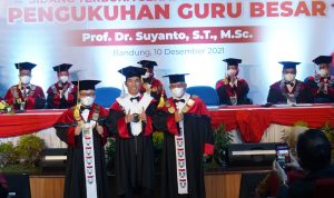 Telkom University kukuhkan Prof. Dr. Suyanto, S.T., M.Sc., menjadi guru besar bidang Kecerdasan Buatan. Pada sidang senat pengukuhan Guru Besar Prof. Suyanto yang berlangsung di Gedung Damar Telkom University, Jumat (10/12),