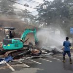 Deretan bangunan liar di pusat Kota Cimahi dibongkar, Jumat (10/12). (Intan Aida/Jabar Ekspres)