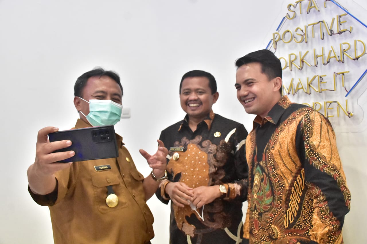 Bupati Sumedang, Dony Ahmad Munir, tengah menerima kunjungan kerja Wakil Bupati Bandung, Syahrul Gunawan, dalam rangka studi banding transformasi digital dan penerapan SAKIP Desa. Sumedang (7/12/2021)
