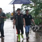 Bupati Bandung Dadang Supriatna langsung melakukan peninjauan banjir di Cileunyi Wetan di tengah hujan yang masih mengguyur, Minggu (12/12).